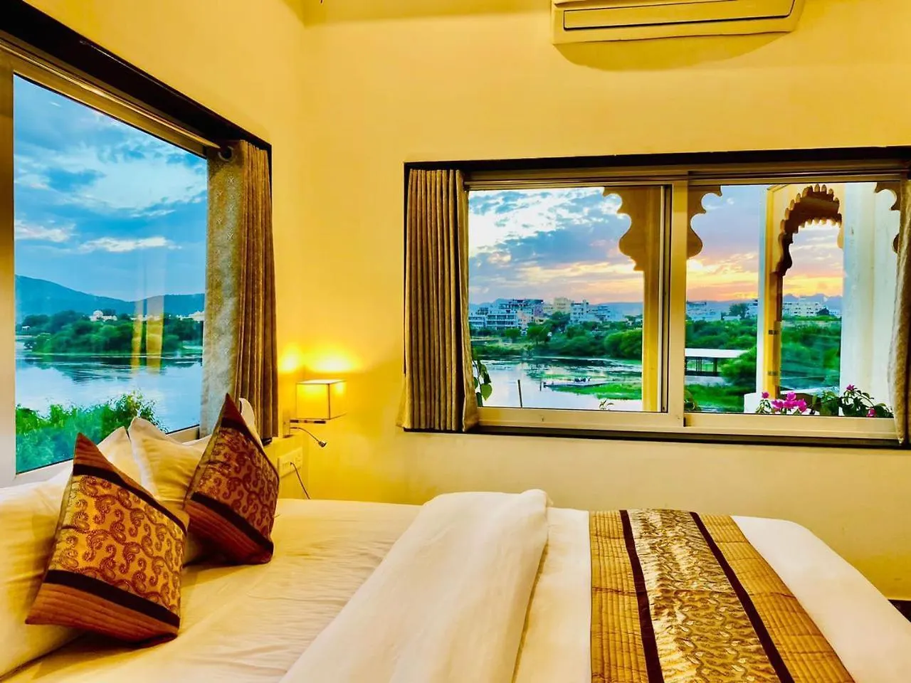 Jaydurg Asra Lake Heritage Hotel With Rooftop And Swimming Pool Udaipur