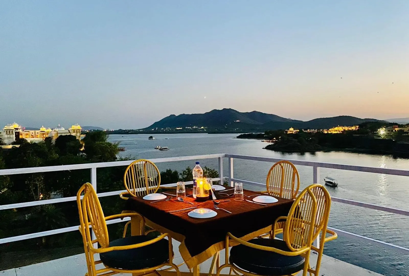 Asra Lake Heritage Hotel With Rooftop And Swimming Pool Udaipur
