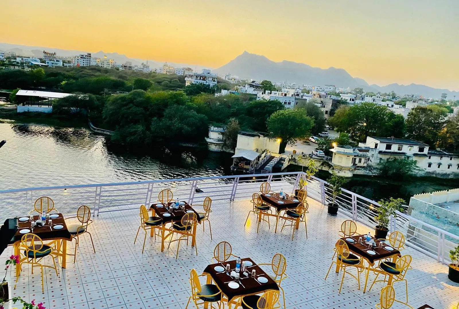 Asra Lake Heritage Hotel With Rooftop And Swimming Pool Udaipur