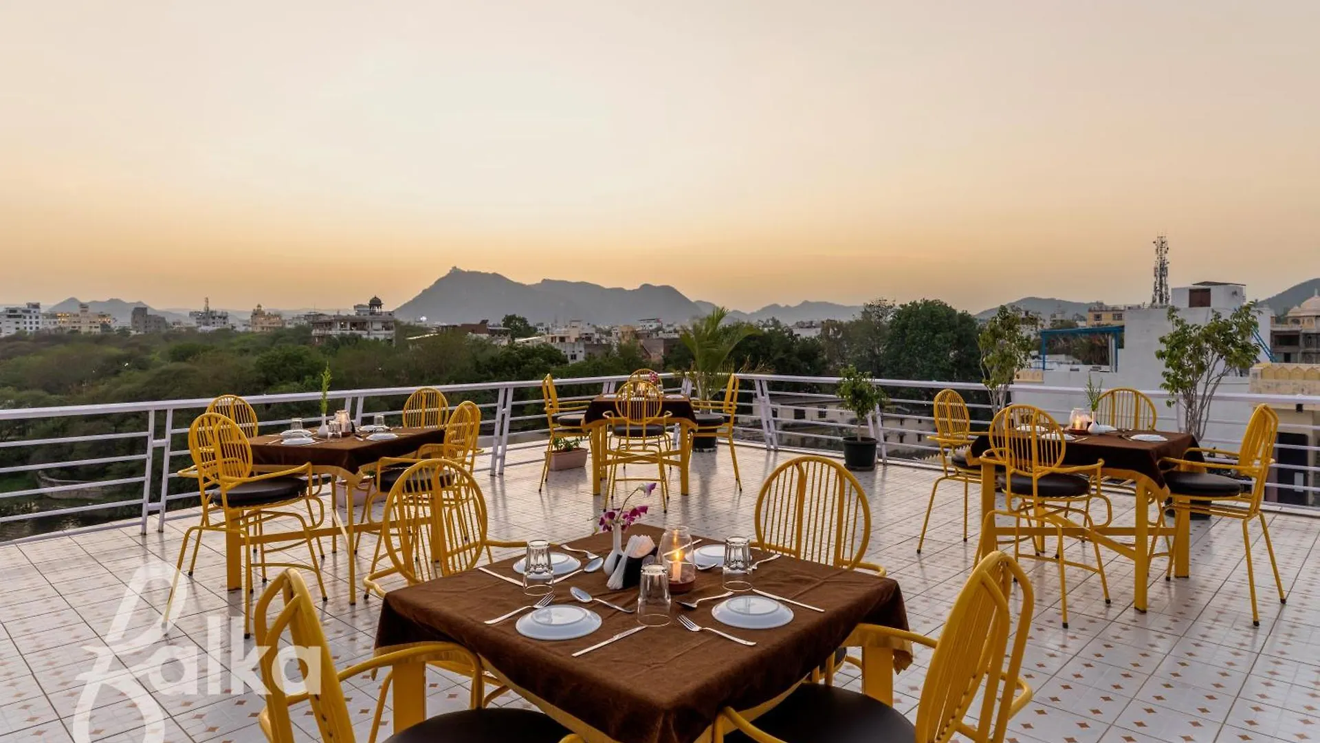 Jaydurg Asra Lake Heritage Hotel With Rooftop And Swimming Pool Udaipur